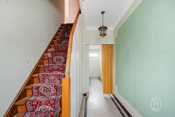 Te renoveren gezinswoning met 3 slaapkamers en grote tuin!