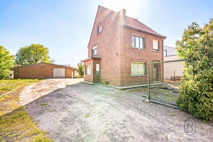 charming semi-detached house in a prime location with a 180