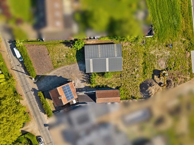 charming semi-detached house in a prime location with a 180
