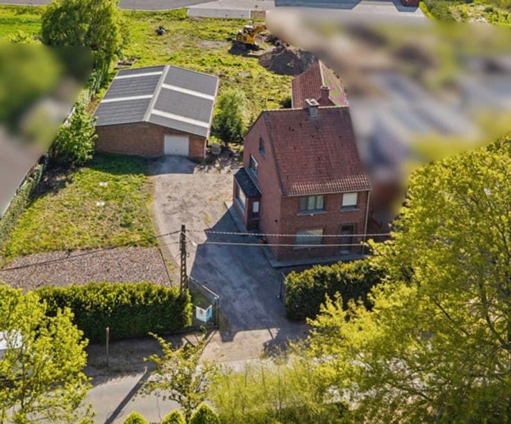 charming semi-detached house in a prime location with a 180