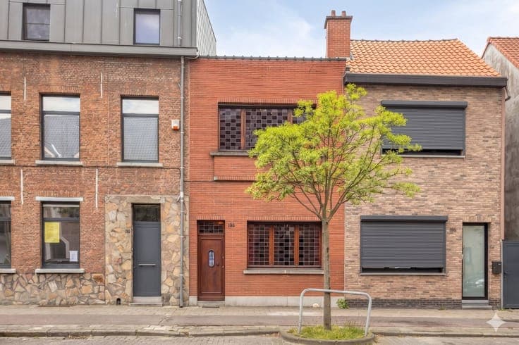 3 bedroom house to renovate with garden for sale in Hoboken