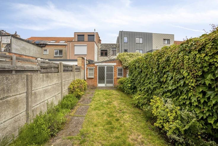 3 bedroom house to renovate with garden for sale in Hoboken