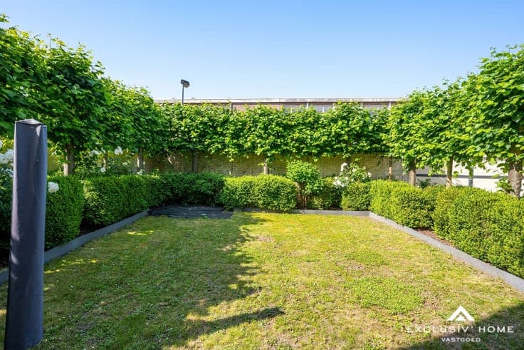 Prestigious manor house with grandeur, garden and garage in