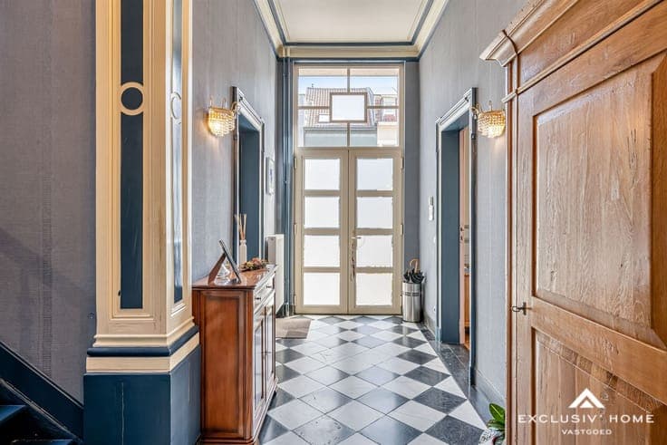 Prestigious manor house with grandeur, garden and garage in