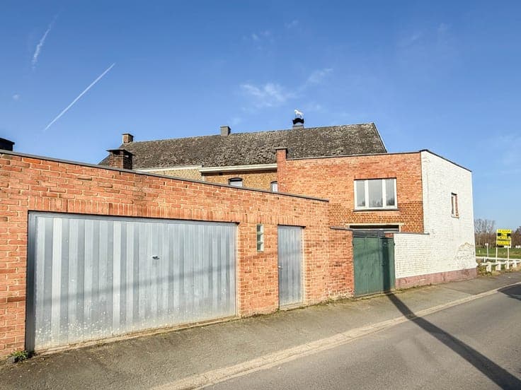 Te koop, polyvalent handelshuis met woonst en garage te B...