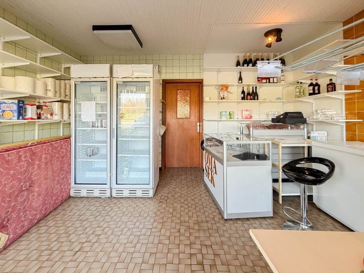 Te koop, polyvalent handelshuis met woonst en garage te B...