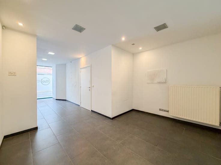 Te koop, Opbrengsteigendom met handelspand en duplex-appa...