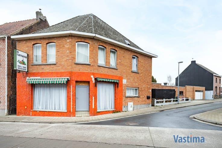 Uniek pand bestaande uit 2 woongelegenheden, garage en bu...