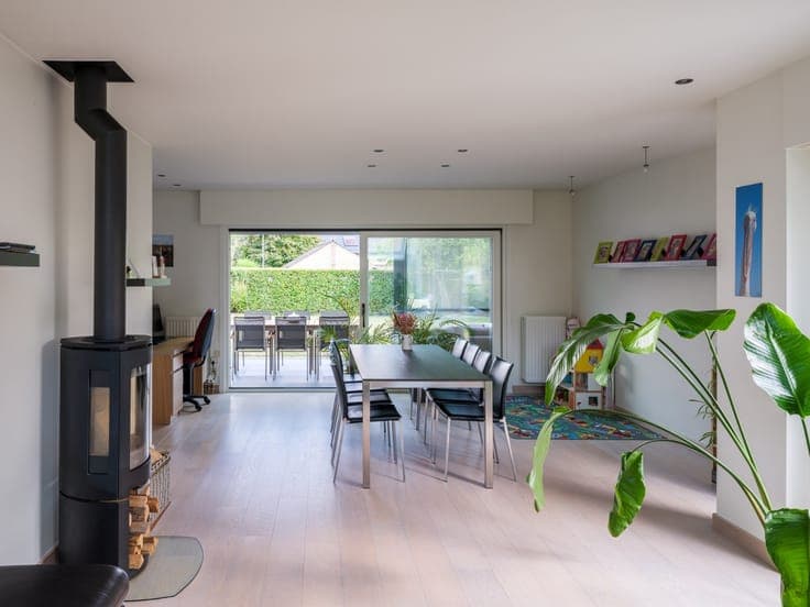Ready-to-move-in villa with 4 bedrooms and sunny garden in