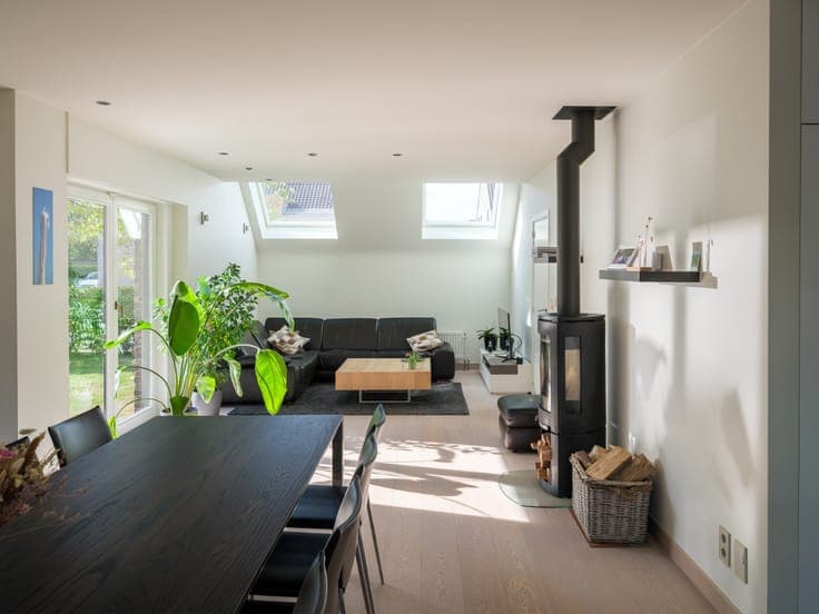 Ready-to-move-in villa with 4 bedrooms and sunny garden in