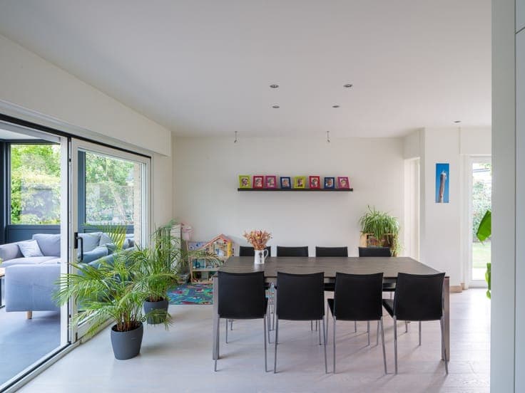 Ready-to-move-in villa with 4 bedrooms and sunny garden in