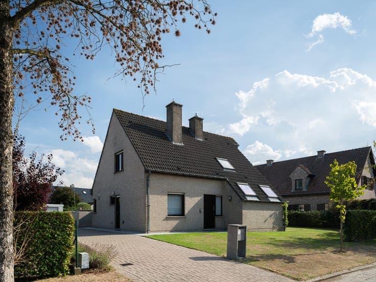 Ready-to-move-in villa with 4 bedrooms and sunny garden in