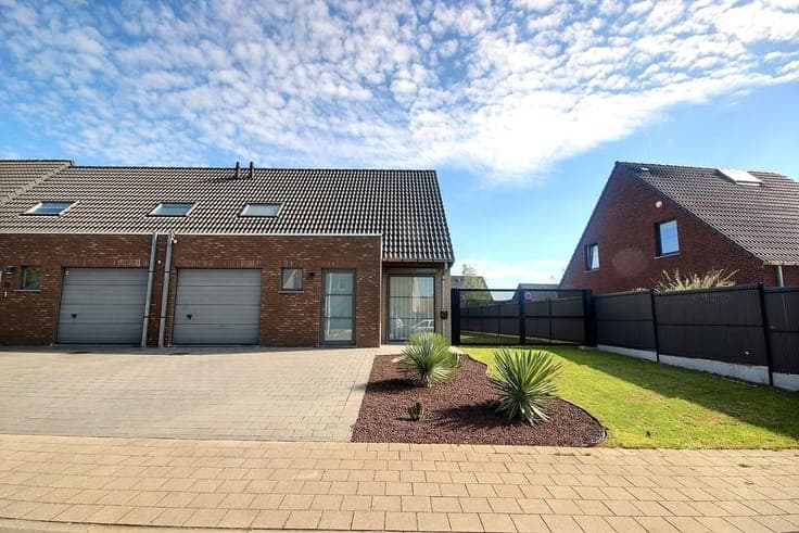 Superbe maison contemporaine de 2022 avec jardin, garage et
