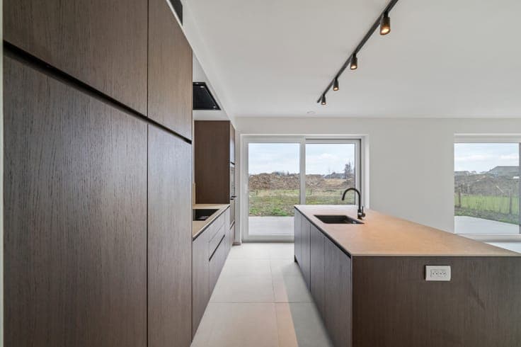 Instapklare afgewerkte halfopen nieuwbouw