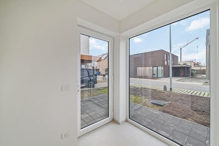 Instapklare afgewerkte halfopen nieuwbouw