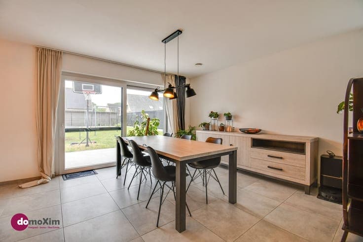 Beautiful, recently built semi-detached home with 3 bedrooms