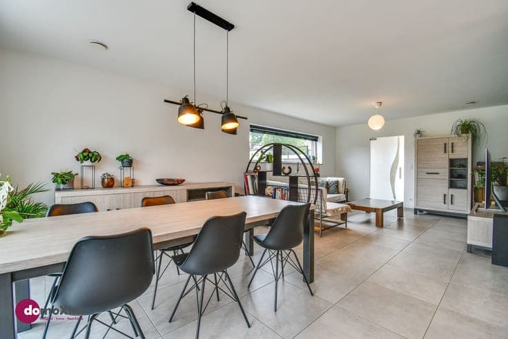 Beautiful, recently built semi-detached home with 3 bedrooms