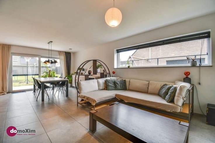 Beautiful, recently built semi-detached home with 3 bedrooms