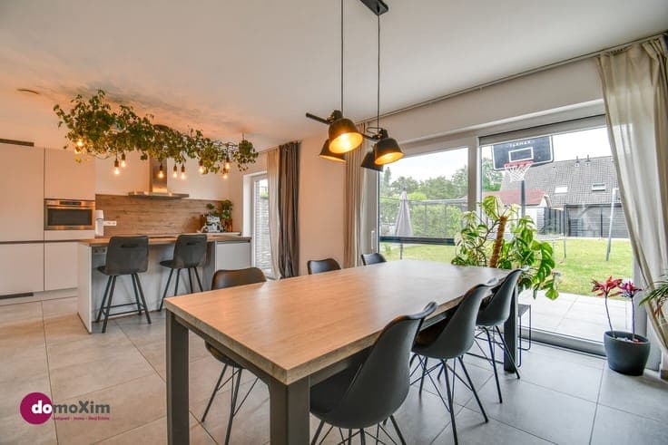 Beautiful, recently built semi-detached home with 3 bedrooms