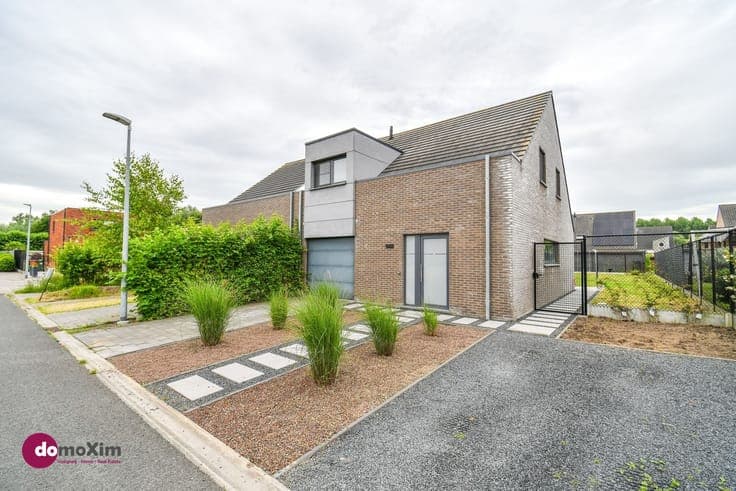 Beautiful, recently built semi-detached home with 3 bedrooms