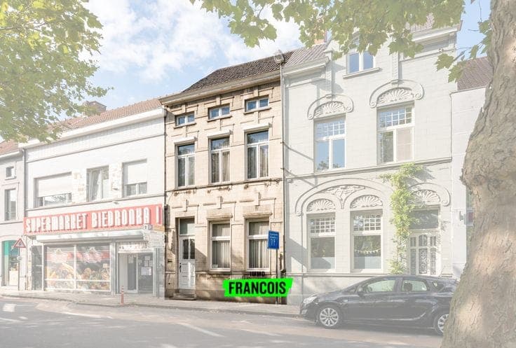 Characterful townhouse with authentic elements to renovate …