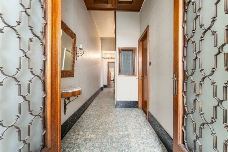 Characterful townhouse with authentic elements to renovate …