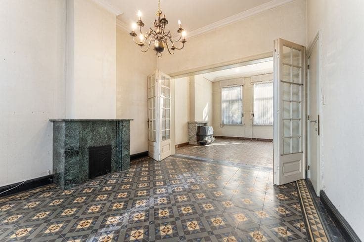 Characterful townhouse with authentic elements to renovate …