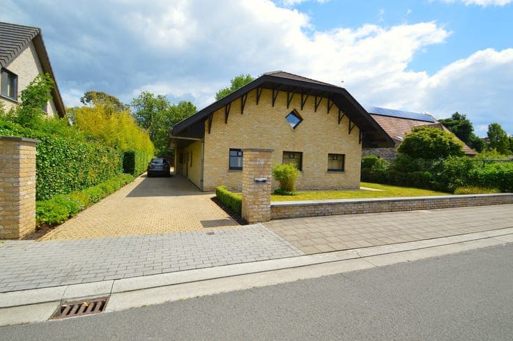 ENERGIEZUINIGE VILLA MET 6 SLAAPKAMERS IN RESIDENTIËLE BU...