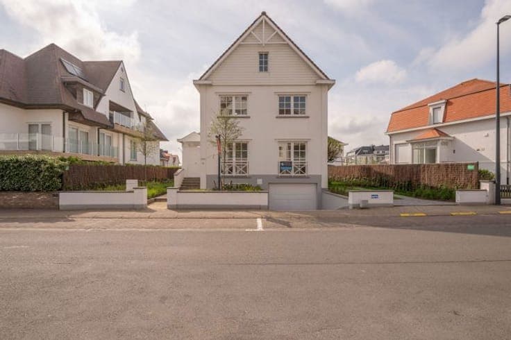 Fully renovated villa in a prime location