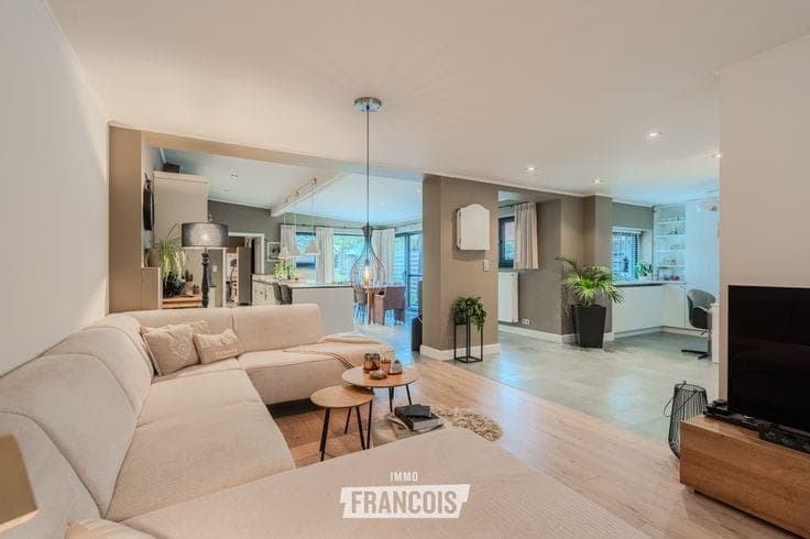Beautifully finished semi-detached house with 2 bedrooms an…
