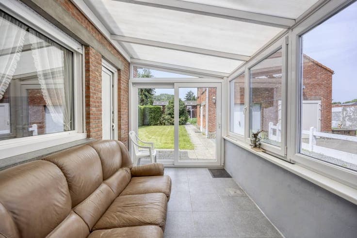 Semi-detached building with garage to renovate in Kruibeke