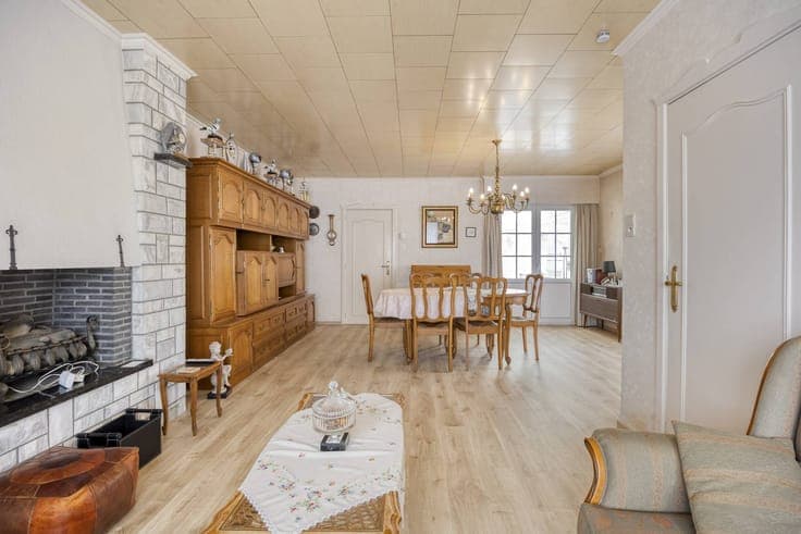 Semi-detached building with garage to renovate in Kruibeke