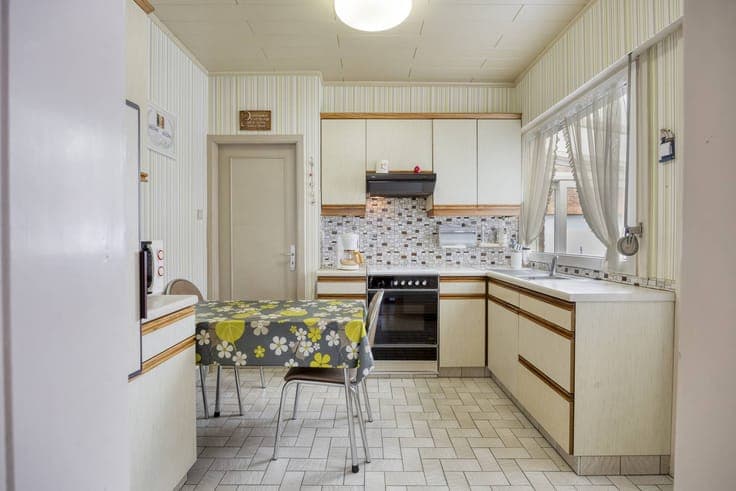 Semi-detached building with garage to renovate in Kruibeke