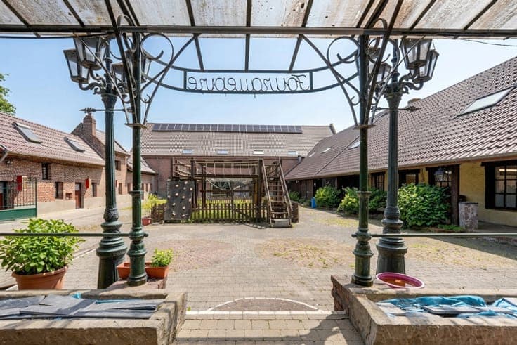 Historic Quadrangular Farmhouse with Unique Potential
