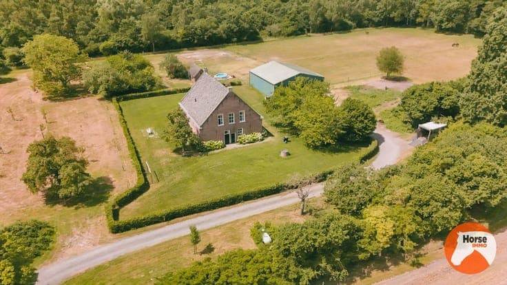 AXEL - Hoeve op een goede locatie met paardenfaciliteiten