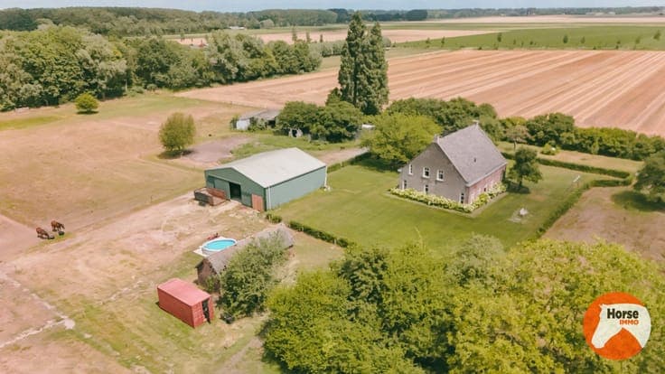 AXEL - Hoeve op een goede locatie met paardenfaciliteiten