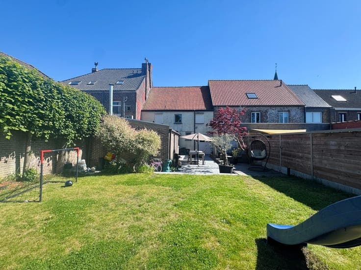 ZEDELGEM: RUIME GEZINSWONING MET 5 SLPKS, GARAGE & TUIN