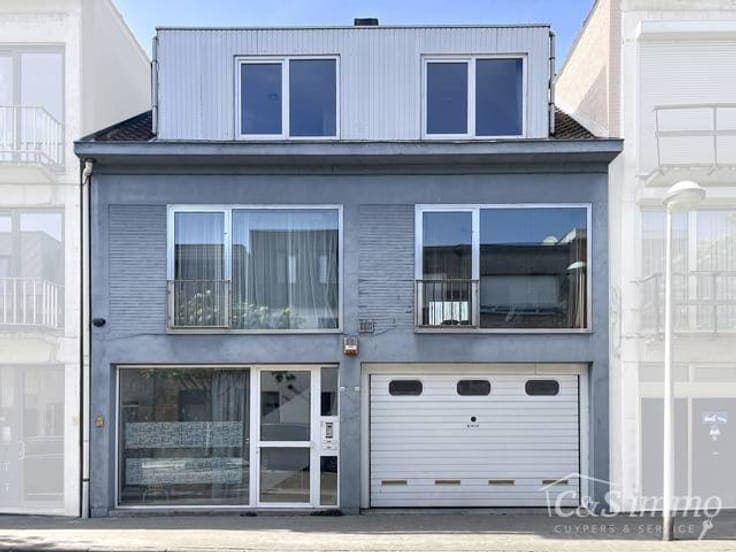 Building with a commercial ground floor and a duplex