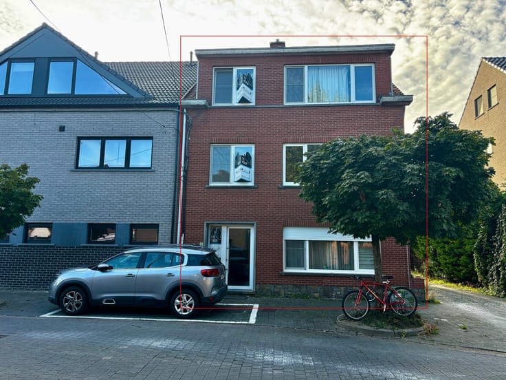 Opbrengsteigendom van 3 app en 20 garages