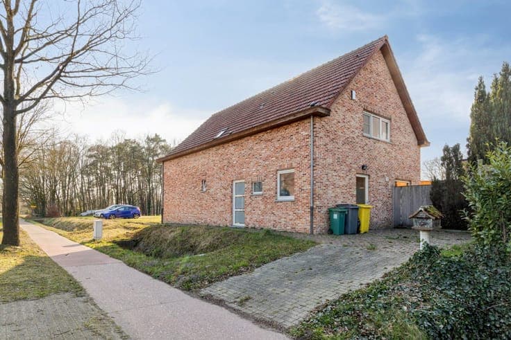 Charming house with 3 bdrms and garden with beautiful view!