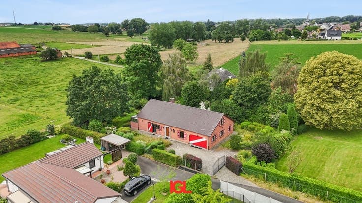 Charming villa with 3 bedrooms located in a quiet street ...