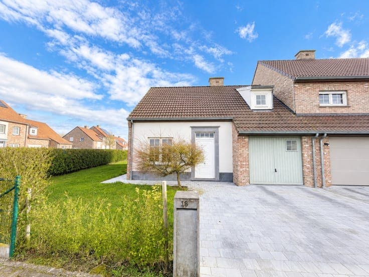 Zongerichte woning met tuin te Adindkerke.