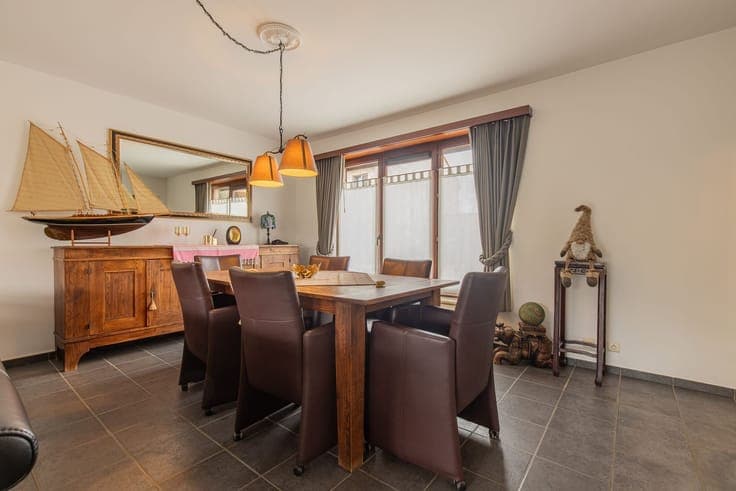 Woning met 3 slaapkamers, tuin en garage.