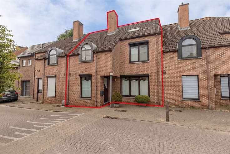 Woning met 3 slaapkamers, tuin en garage.