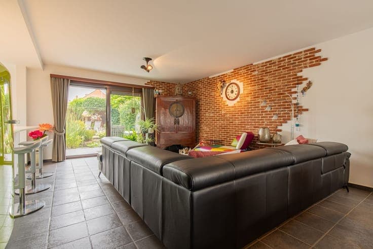 Woning met 3 slaapkamers, tuin en garage.