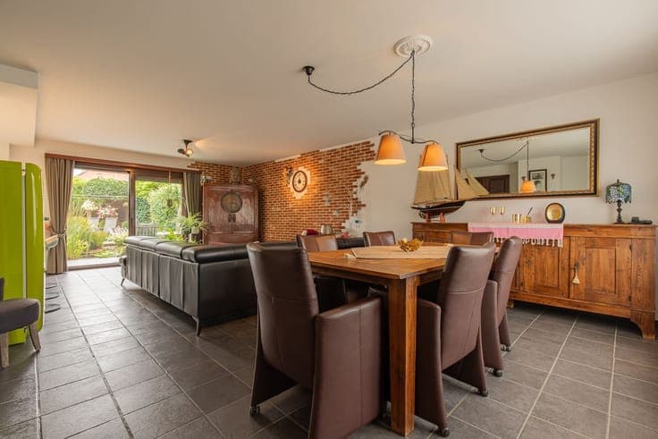Woning met 3 slaapkamers, tuin en garage.