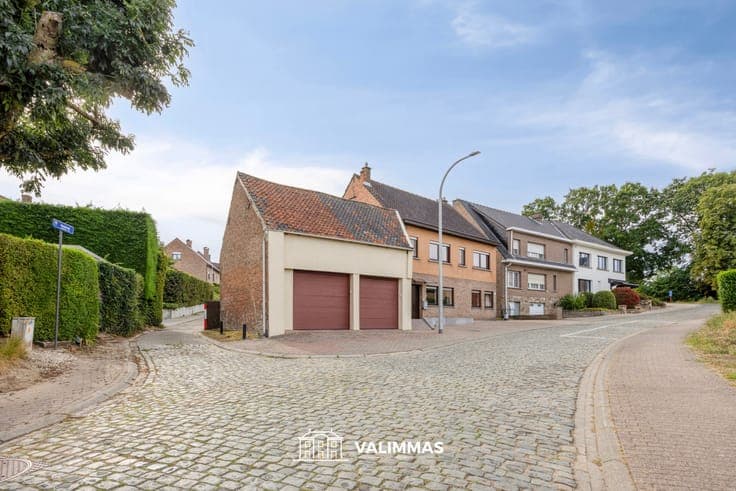 Zeer ruime vrijstaande woning met tuin, garage & bijgebouwen