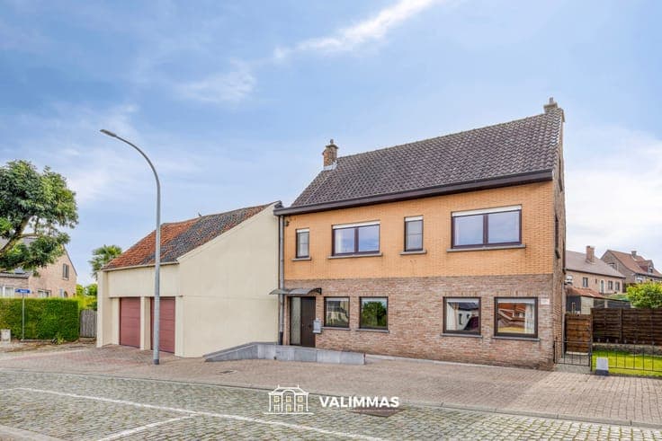 Zeer ruime vrijstaande woning met tuin, garage & bijgebouwen