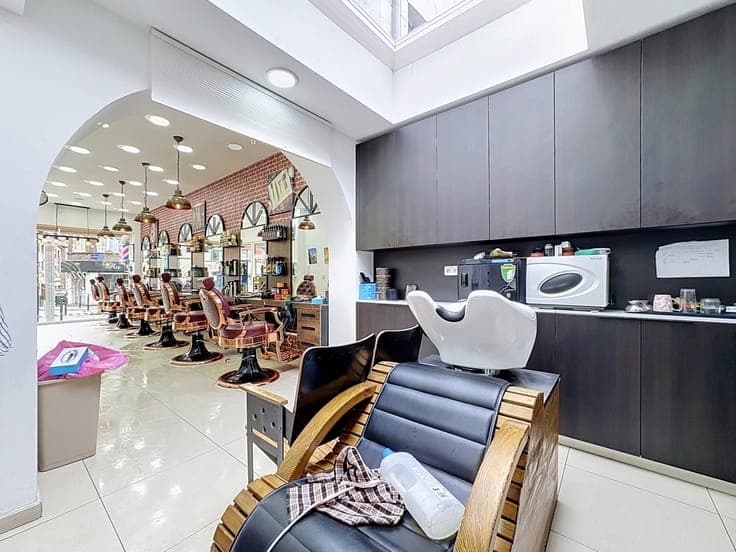 Investment property: commercial unit + studio + duplex