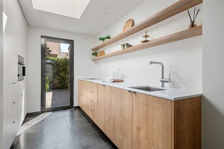 Stately townhouse with solar panels, 3 spacious bedrooms, a